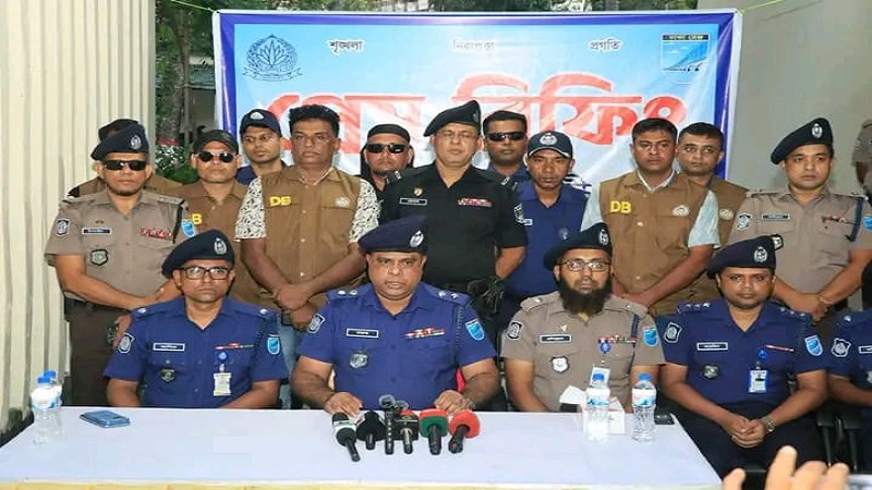 নরসিংদীর চরাঞ্চলে যৌথ অভিযান,অস্ত্র-গুলাবারুদ ও ১৩৬ ককটেলসহ গ্রেপ্তার ৩